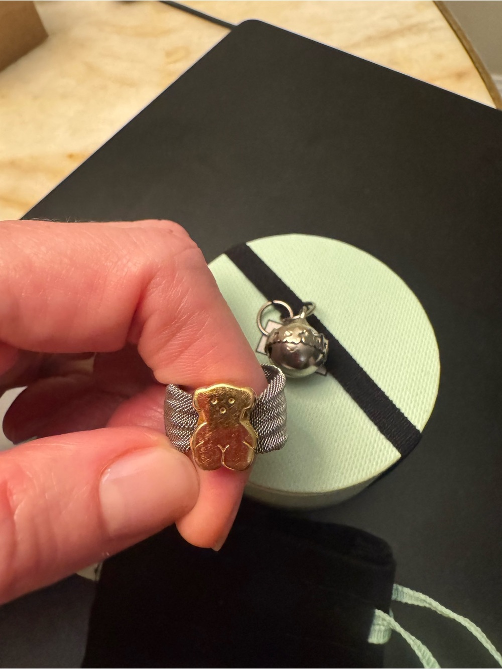 TOUS 18k Gold Ring with Mesh Ribbon Band - Picture 3 of 12